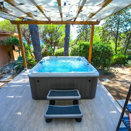 With Jacuzzi In توري ديل ستيل